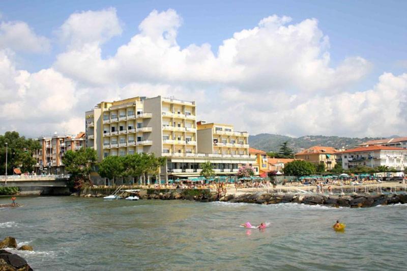 Hotel Bellevue Et Mediterranée Diano Marina Eksteriør billede
