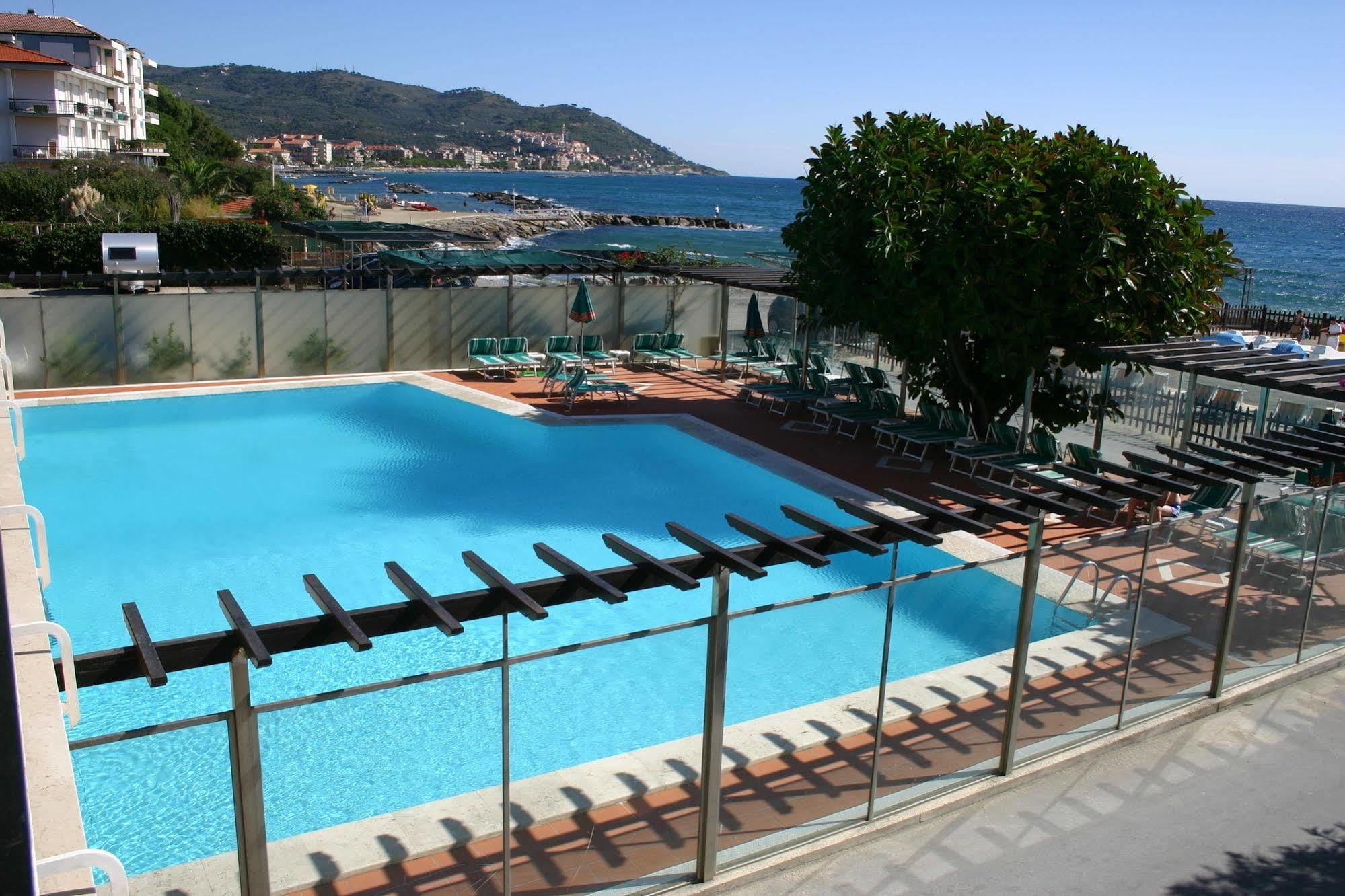 Hotel Bellevue Et Mediterranée Diano Marina Eksteriør billede
